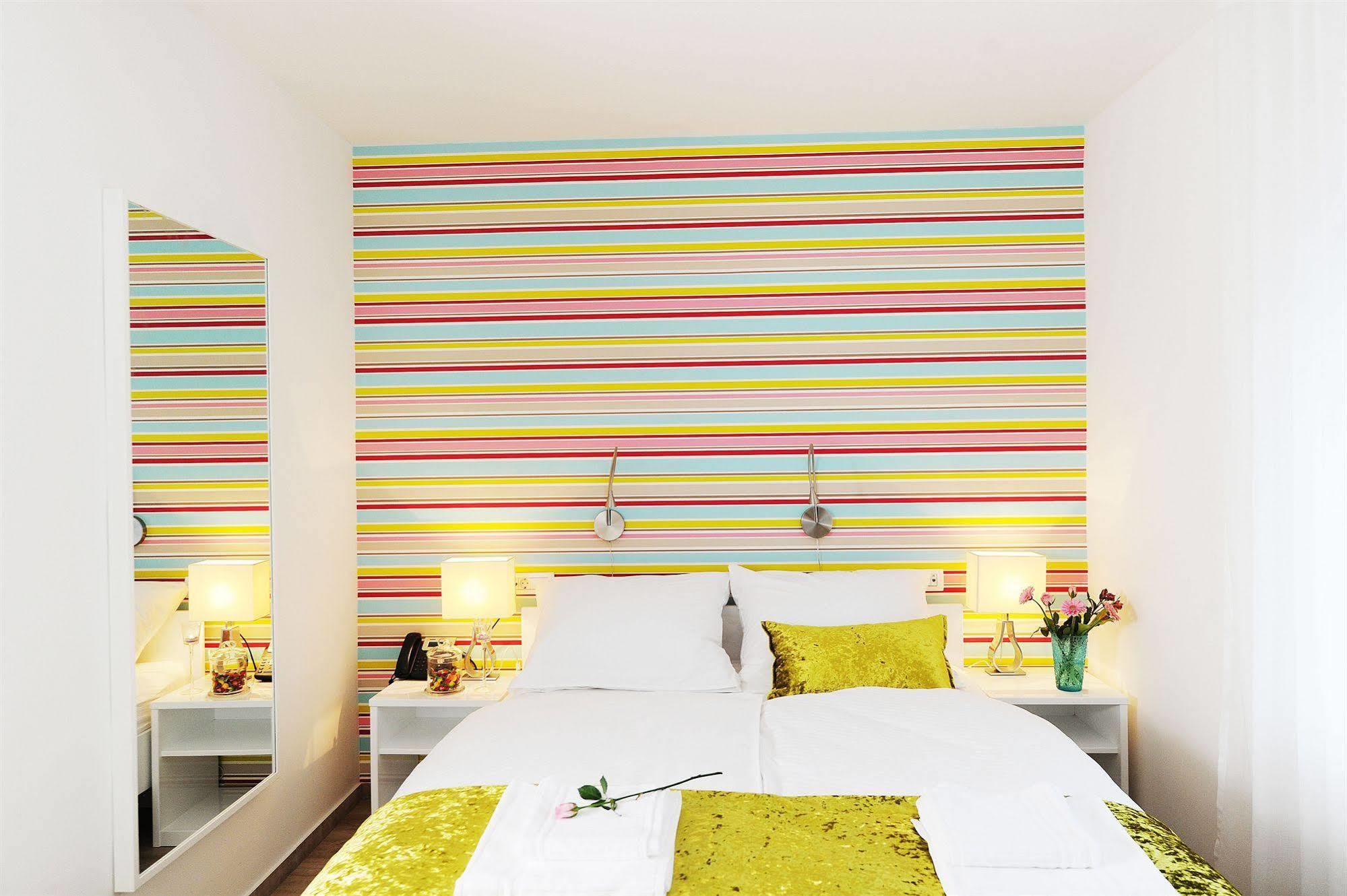 Garni Hotel Azur Ljubljana Exteriör bild